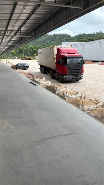 Caminhão nas docas para expedição